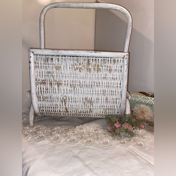 3/75$ Vintage distressed painted white‎ wicker Magazine holder farmhouse style - Picture 3 of 13